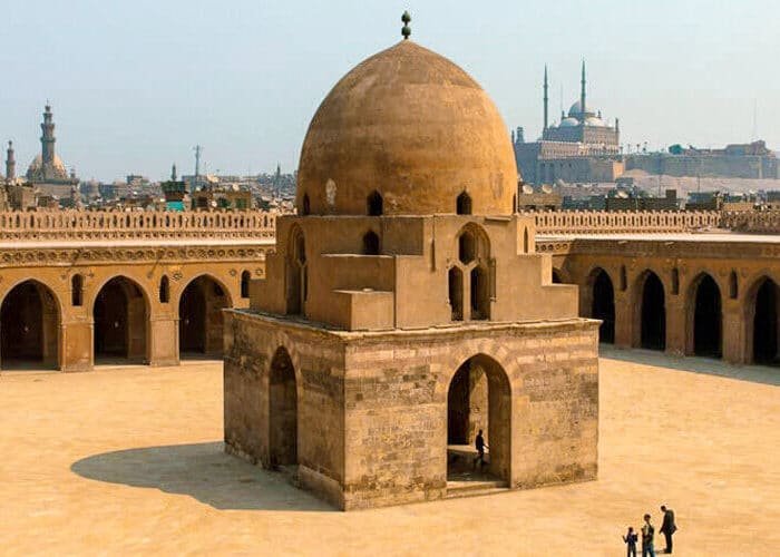 Vista interior de la Mezquita Ibn Tulun en El Cairo, resaltando su impresionante arquitectura.