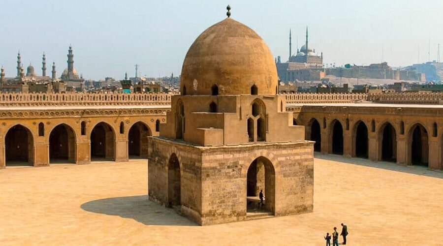 Vista interior de la Mezquita Ibn Tulun en El Cairo, resaltando su impresionante arquitectura.