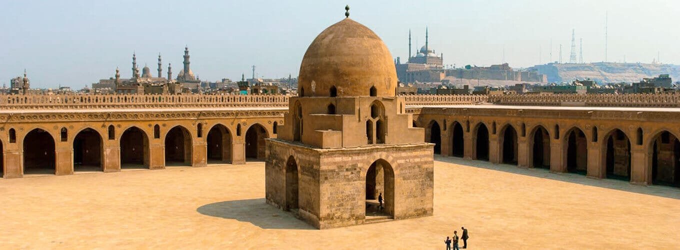 Una-maravillosa-imagen-de-la-Mezquita-Ibn-Tulun-desde-adentro-en-el-cairo Vista interior de la Mezquita Ibn Tulun en El Cairo, resaltando su impresionante arquitectura.