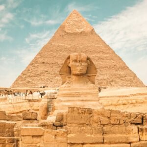 Esfinge gigante con las pirámides de Giza al fondo.