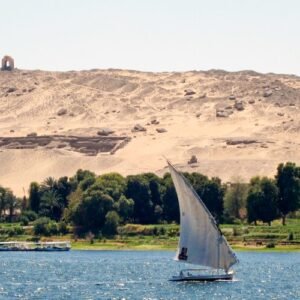 Vista impresionante de la Tumba de los Nobles en Asuán, Egipto, con arquitectura antigua intrincada.