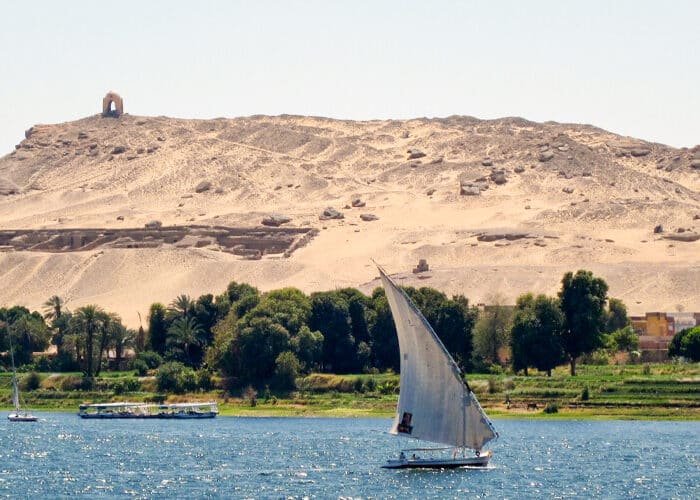 Vista impresionante de la Tumba de los Nobles en Asuán, Egipto, con arquitectura antigua intrincada.