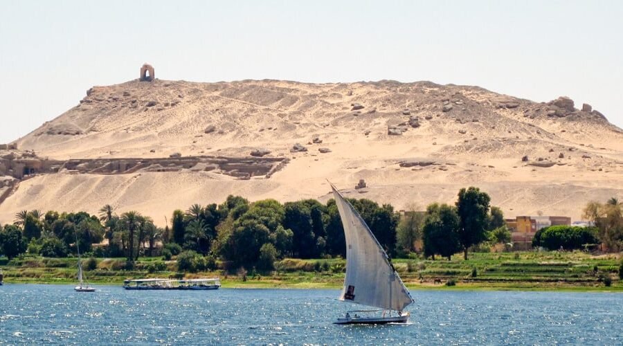 Vista impresionante de la Tumba de los Nobles en Asuán, Egipto, con arquitectura antigua intrincada.