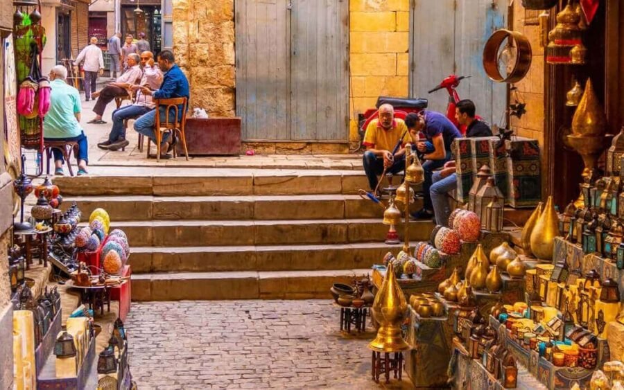 Bazar vibrante en Khan Al-Khalili, Egipto, con coloridos puestos y ambiente bullicioso.