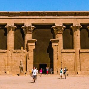 Vista impresionante del Templo de Edfu en Asuán, destacando su arquitectura antigua.