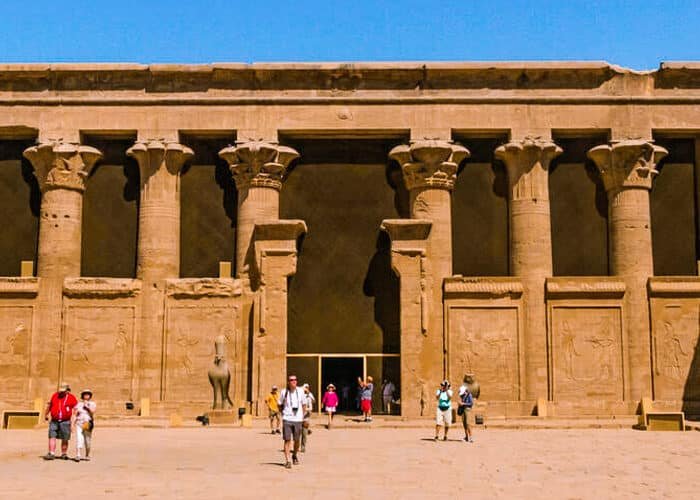 Vista impresionante del Templo de Edfu en Asuán, destacando su arquitectura antigua.