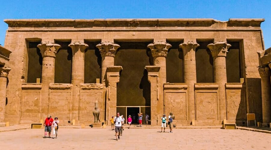 Vista impresionante del Templo de Edfu en Asuán, destacando su arquitectura antigua.