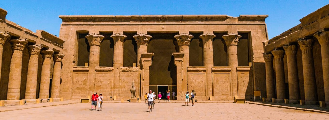 Una-maravillosa-imagen-del-Templo-de-Edfu-en-Asuán Vista impresionante del Templo de Edfu en Asuán, destacando su arquitectura antigua.