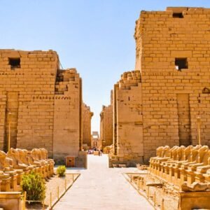 Camino pintoresco con carneros que lleva al Templo de Karnak en Luxor.