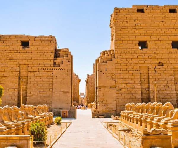 Camino pintoresco con carneros que lleva al Templo de Karnak en Luxor.