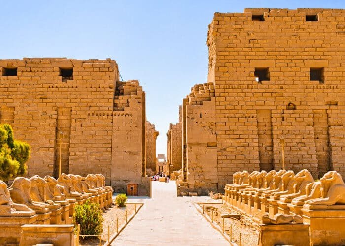 Camino pintoresco con carneros que lleva al Templo de Karnak en Luxor.