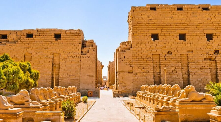 Camino pintoresco con carneros que lleva al Templo de Karnak en Luxor.