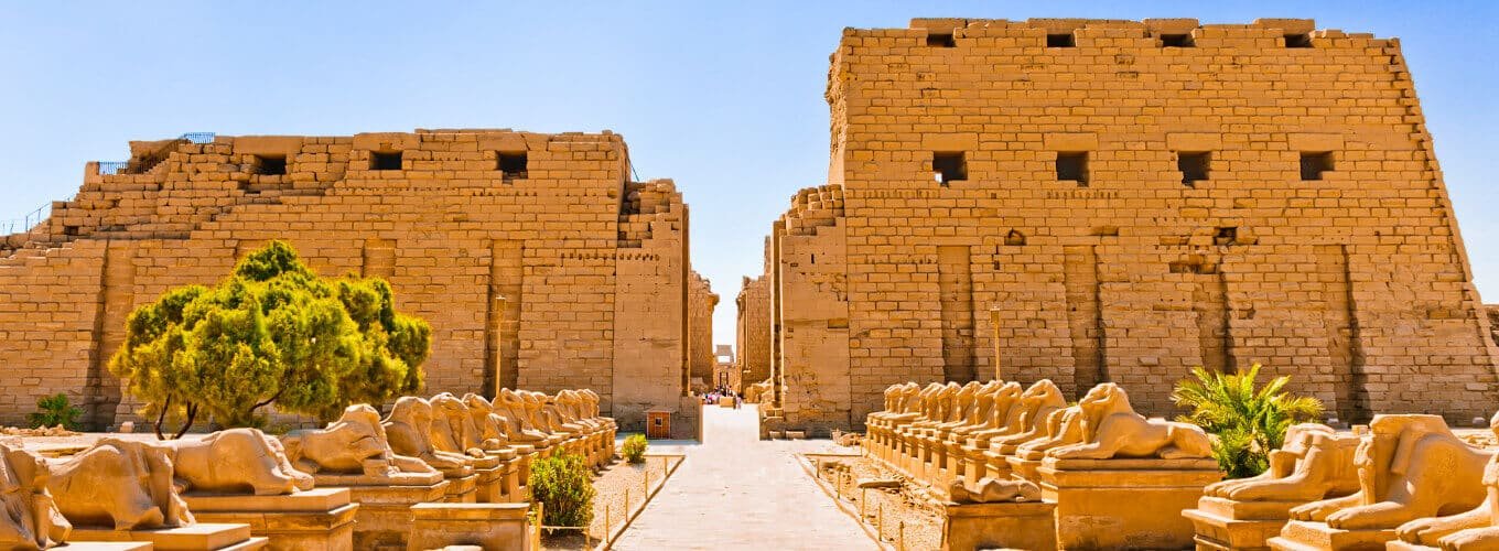 Una-maravillosa-imagen-del-camino-de-carneros-que-conduce-al-Templo-de-Karnak-en-luxor Camino pintoresco con carneros que lleva al Templo de Karnak en Luxor.