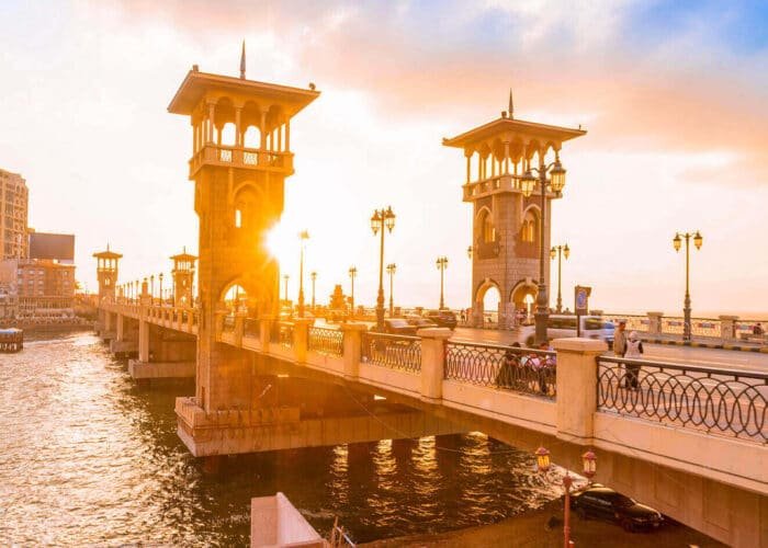 Puente Stanley en Alejandría al atardecer con colores vibrantes en el cielo.