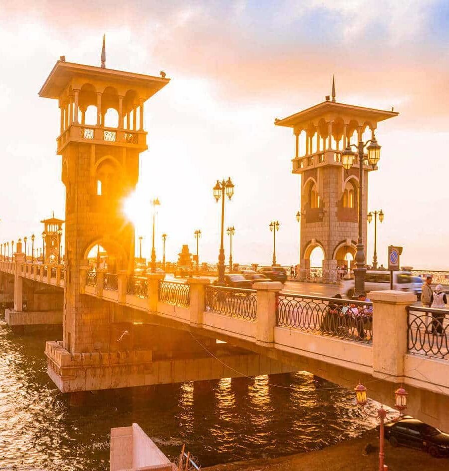 Puente Stanley en Alejandría al atardecer con colores vibrantes en el cielo.