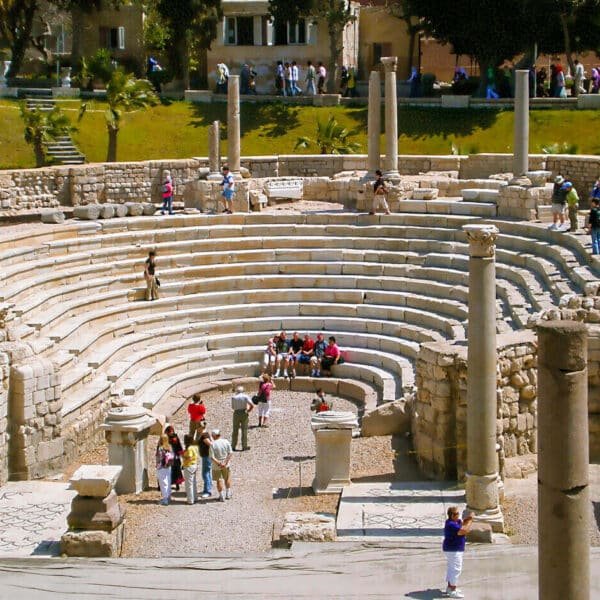 Vista impresionante del antiguo teatro romano en Alejandría, Egipto.