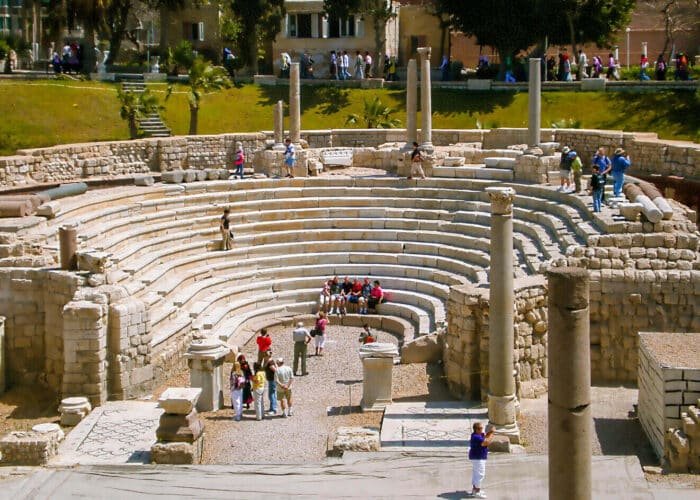 Vista impresionante del antiguo teatro romano en Alejandría, Egipto.