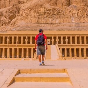 Templo de la Reina Hatshepsut en Luxor, destacando la arquitectura egipcia antigua.