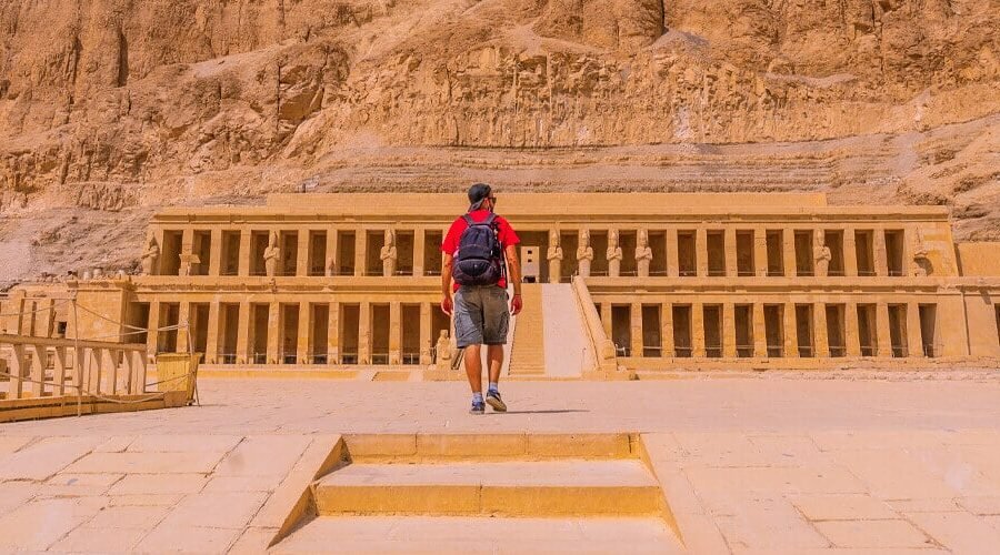 Templo de la Reina Hatshepsut en Luxor, destacando la arquitectura egipcia antigua.