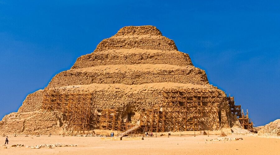 Piramide de Djoser en Saqqara, un ejemplo destacado de la arquitectura egipcia antigua.