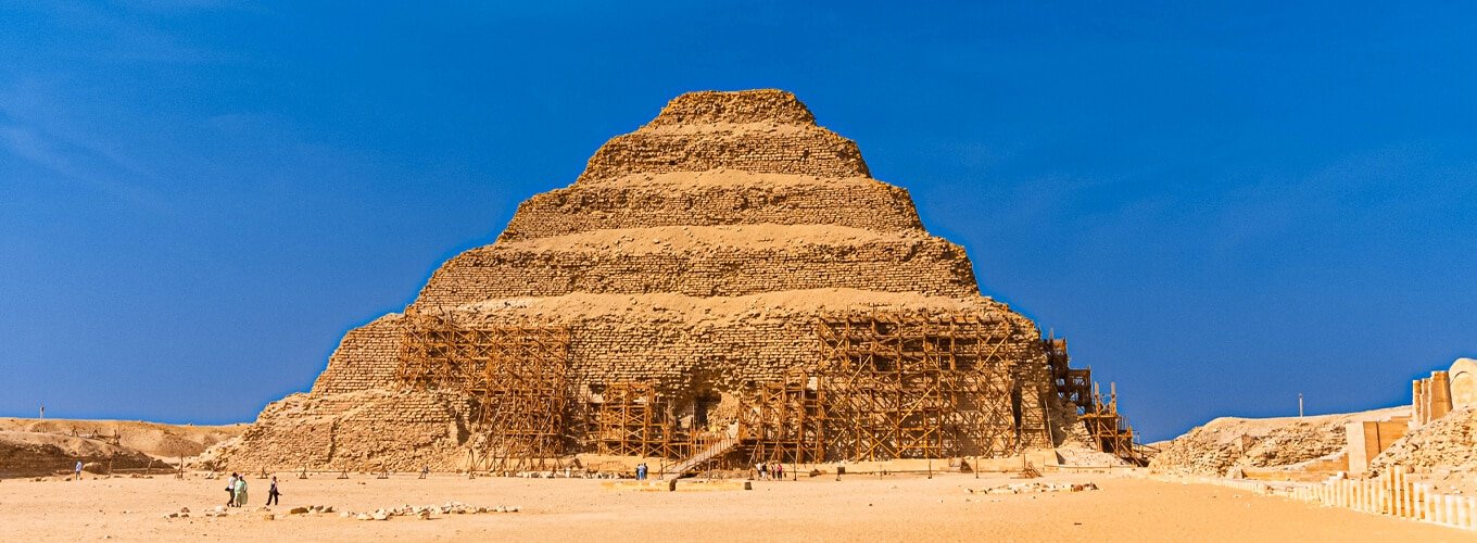 Piramide de Djoser en Saqqara, un ejemplo destacado de la arquitectura egipcia antigua.