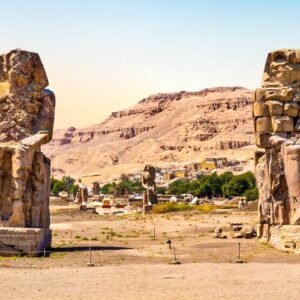 Vista impresionante de los Colosos de Memnón en Luxor, Egipto.