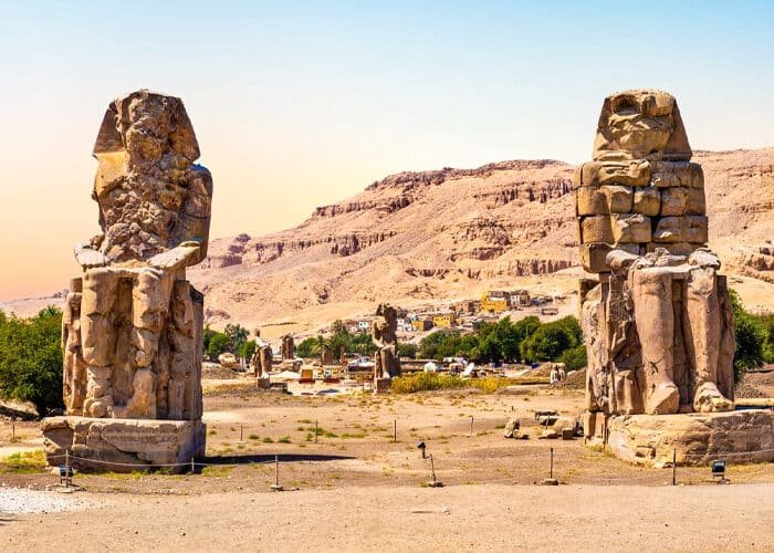 Vista impresionante de los Colosos de Memnón en Luxor, Egipto.