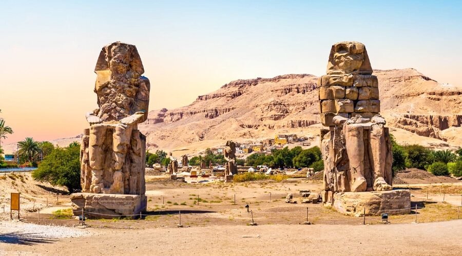 Vista impresionante de los Colosos de Memnón en Luxor, Egipto.