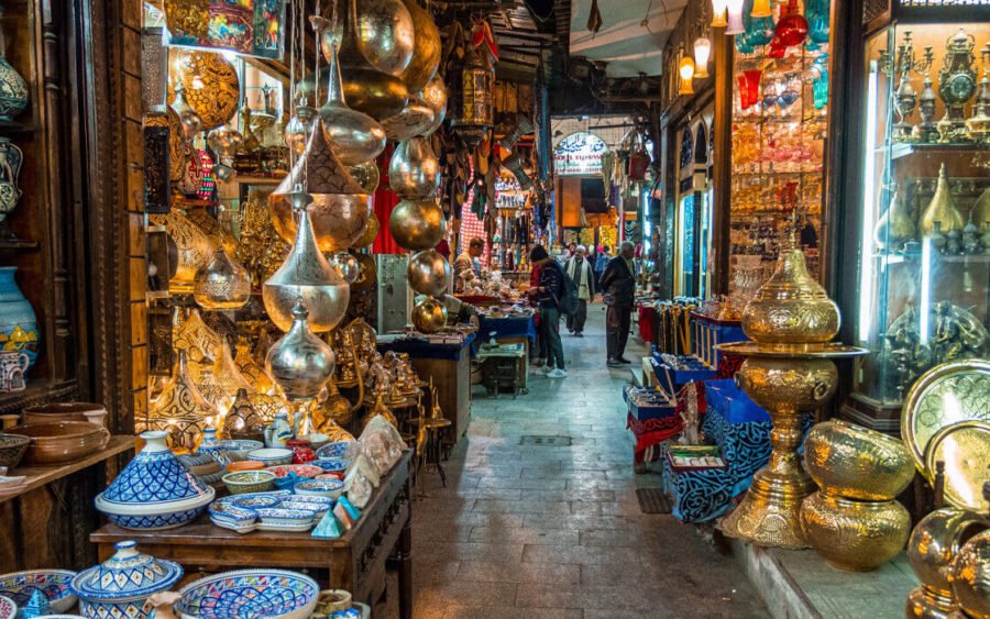 Bazar vibrante en la calle Al-Muizz en El Cairo.