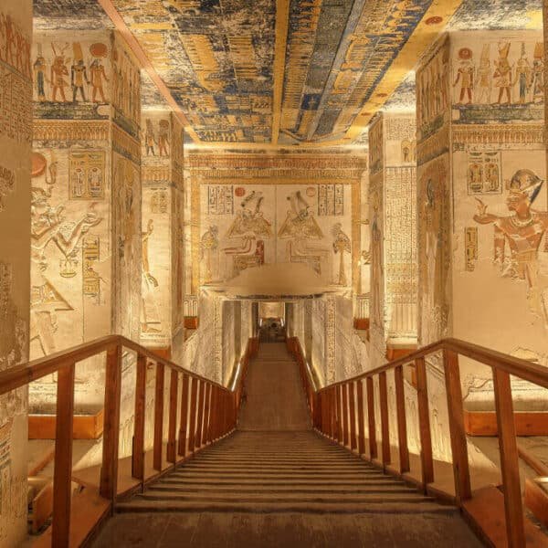 Vista impresionante de un pasaje en el Valle de los Reyes, Luxor, Egipto.