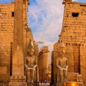 Vista frontal del Templo de Luxor en Egipto, un lugar emblemático de la antigua civilización egipcia.