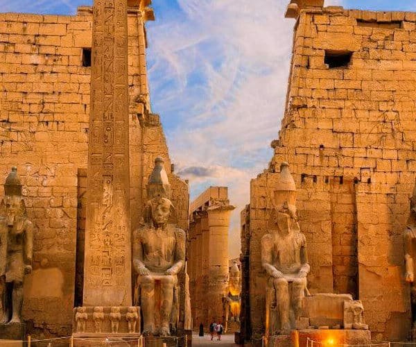 Vista frontal del Templo de Luxor en Egipto, un lugar emblemático de la antigua civilización egipcia.