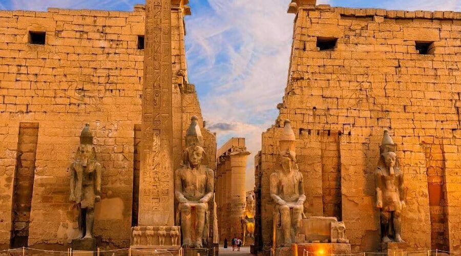 Vista frontal del Templo de Luxor en Egipto, un lugar emblemático de la antigua civilización egipcia.