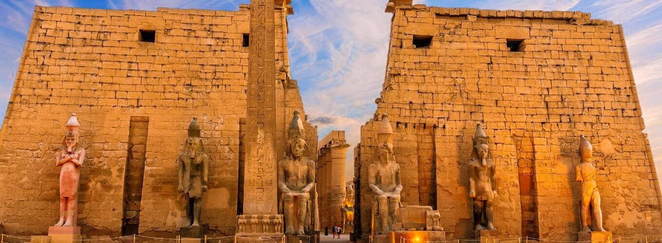 Una-maravillosa-toma-desde-el-frente-del-Templo-de-Luxor-en-Egipto Vista frontal del Templo de Luxor en Egipto, un lugar emblemático de la antigua civilización egipcia.