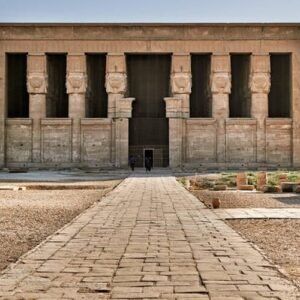 Vista frontal del Templo de Dendera en Luxor, Egipto, mostrando su impresionante arquitectura.