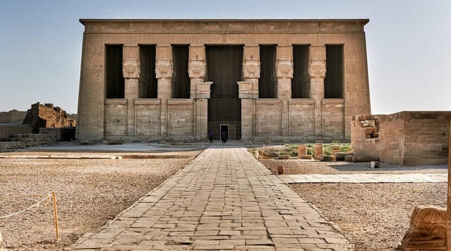 Vista frontal del Templo de Dendera en Luxor, Egipto, mostrando su impresionante arquitectura.