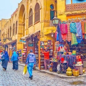 Vista interior de la histórica Calle Al-Muizz en El Cairo, Egipto.
