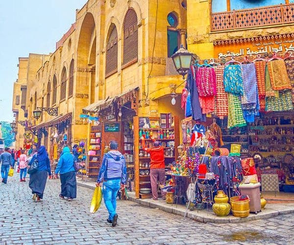 Vista interior de la histórica Calle Al-Muizz en El Cairo, Egipto.