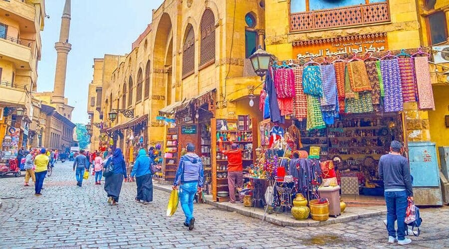 Vista interior de la histórica Calle Al-Muizz en El Cairo, Egipto.