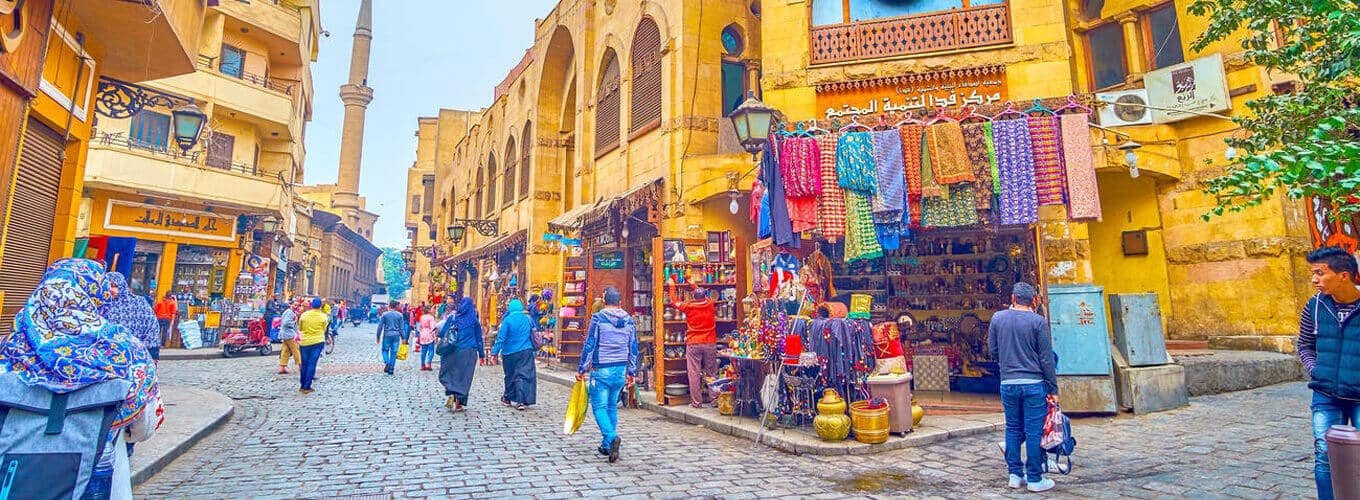 Una-maravillosa-toma-desde-el-interior-de-La-calle-Al-Muizz en-El-Cairo-Egipto Vista interior de la histórica Calle Al-Muizz en El Cairo, Egipto.