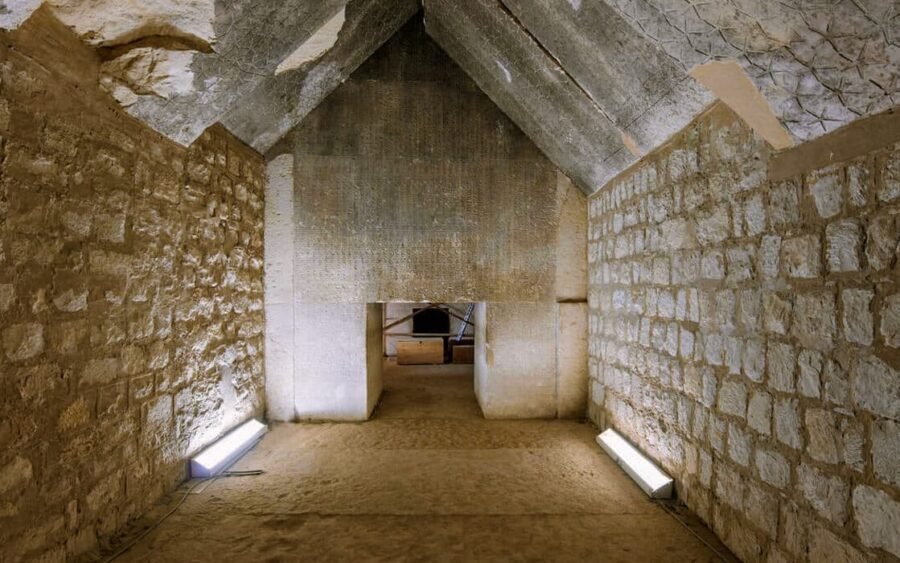 Vista interior de la Pirámide de Saqqara, mostrando su arquitectura antigua y detalles históricos.