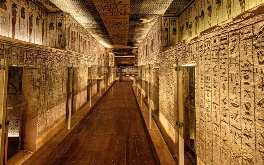 Vista impresionante desde el interior del Valle de los Reyes en Luxor, Egipto.