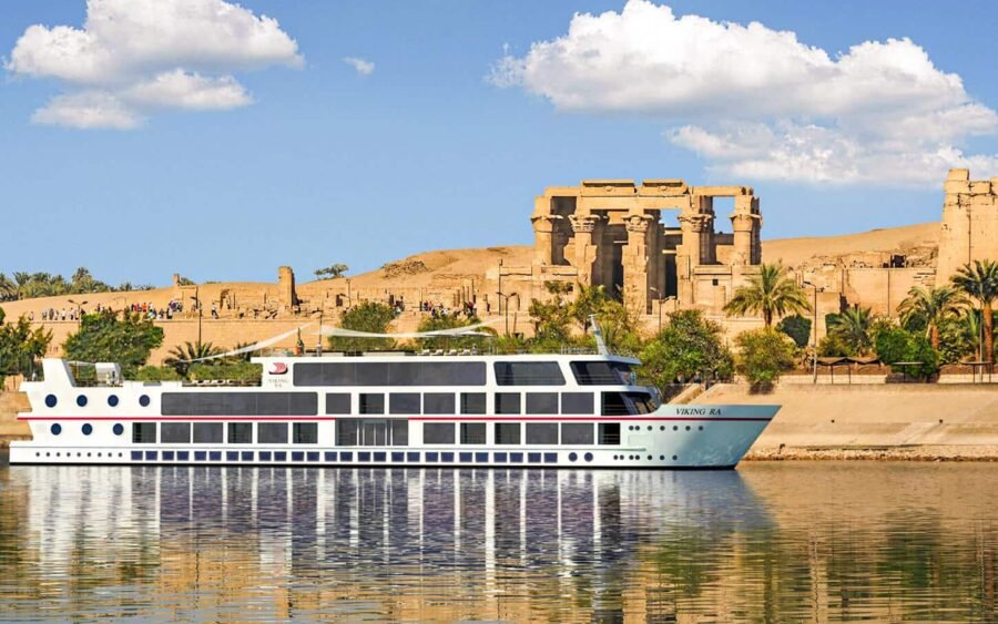 Barco de crucero Viking navegando por el río Nilo junto al templo de Kom Ombo.
