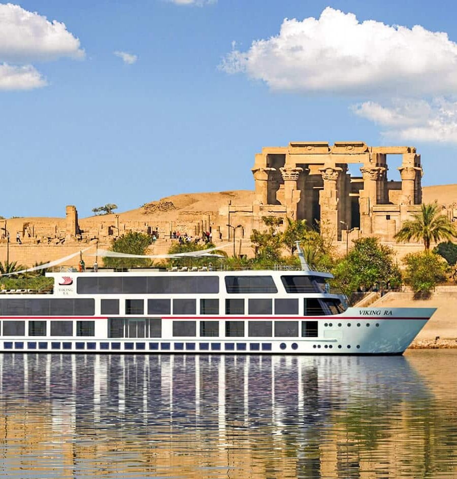 Barco de crucero Viking navegando por el río Nilo junto al templo de Kom Ombo.