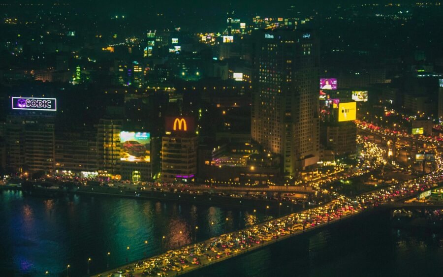 Calles iluminadas de El Cairo por la noche, llenas de vida y movimiento.