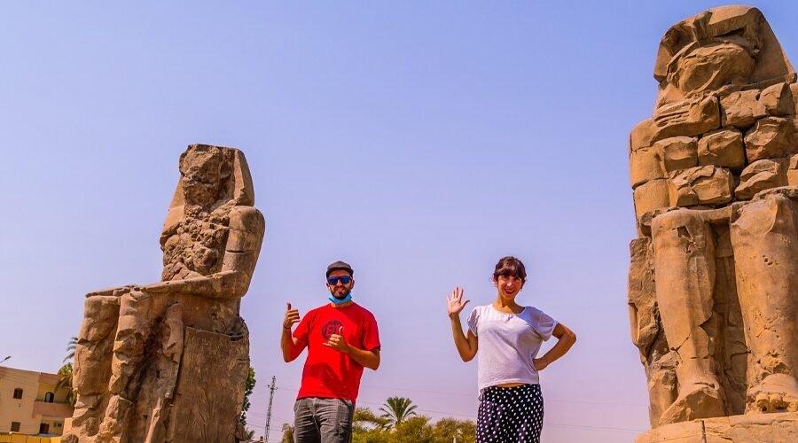 Dos esculturas egipcias en Luxor, representando el arte antiguo junto al Nilo.
