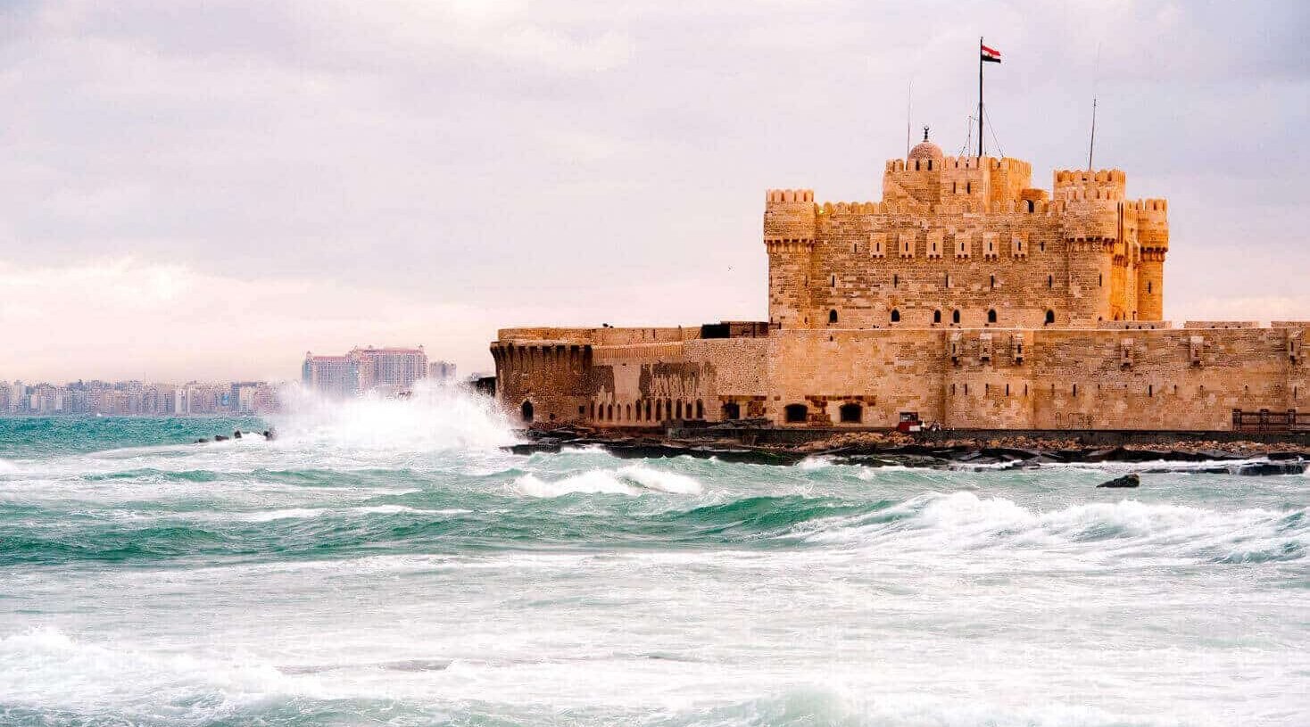 Ciudadela de Qaitbay en Alejandría, un ejemplo de arquitectura histórica en la costa.