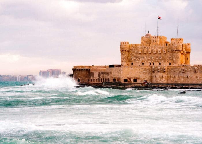 Ciudadela de Qaitbay en Alejandría, un ejemplo de arquitectura histórica en la costa.
