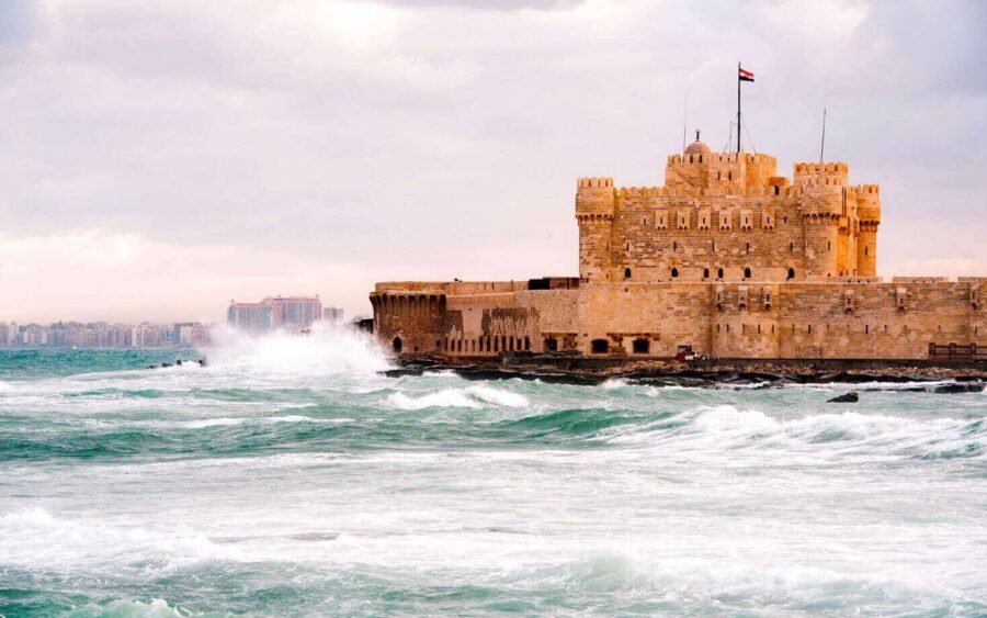 Ciudadela de Qaitbay en Alejandría, un ejemplo de arquitectura histórica en la costa.