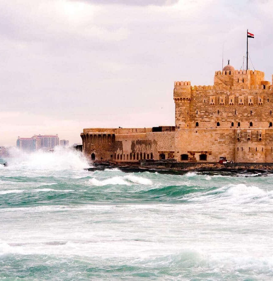 Ciudadela de Qaitbay en Alejandría, un ejemplo de arquitectura histórica en la costa.